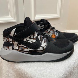 Nike Team Hustle D 9 FlyEase Grft PS Boys Size 2.5Y